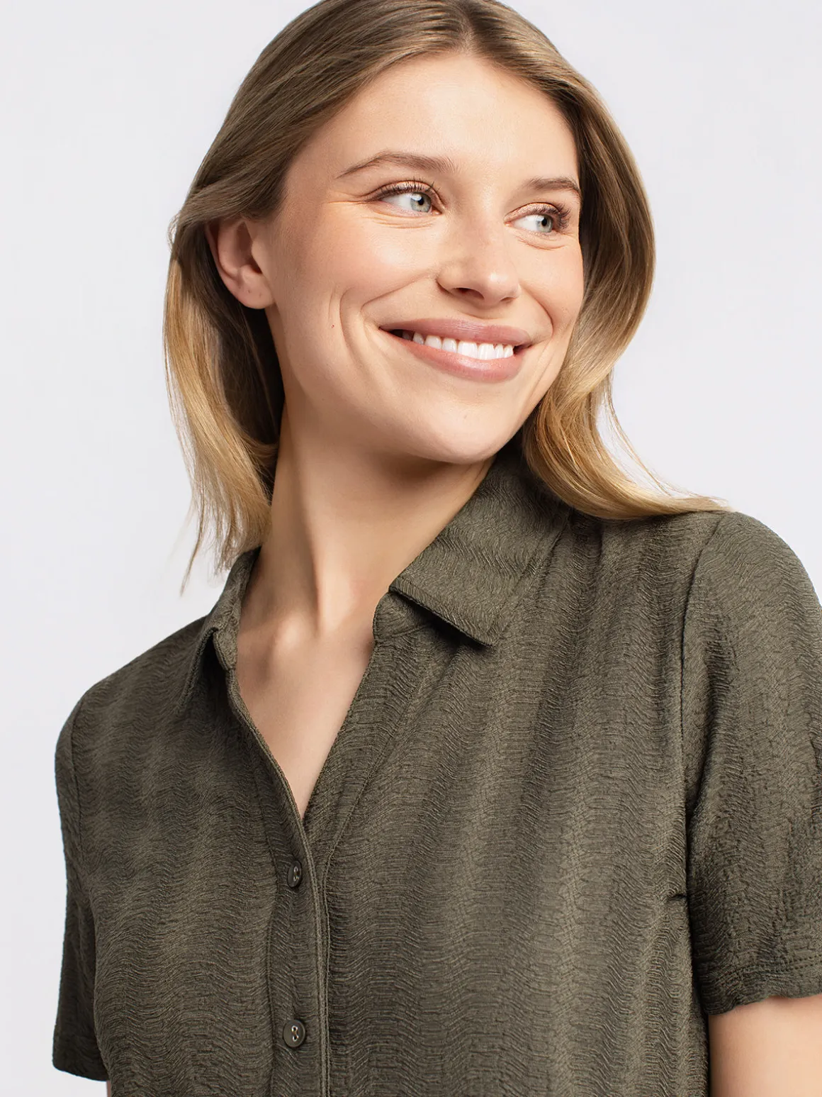 Short-sleeve semi-fitted blouse with buttons