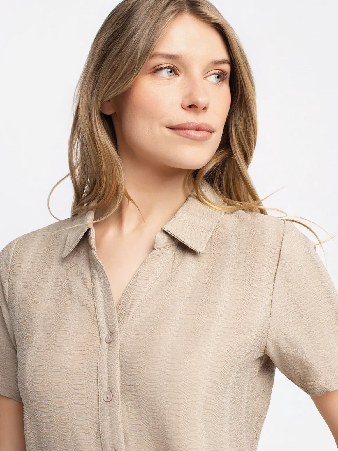 Short-sleeve semi-fitted blouse with buttons