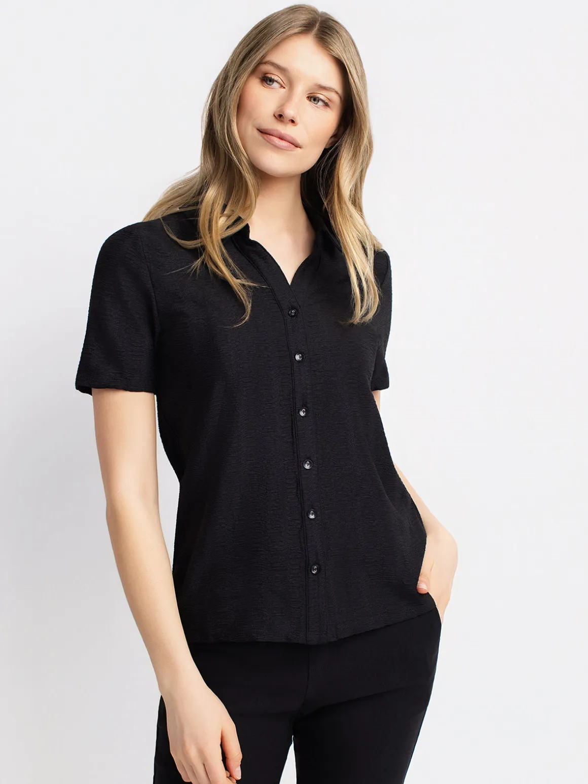 Short-sleeve semi-fitted blouse with buttons