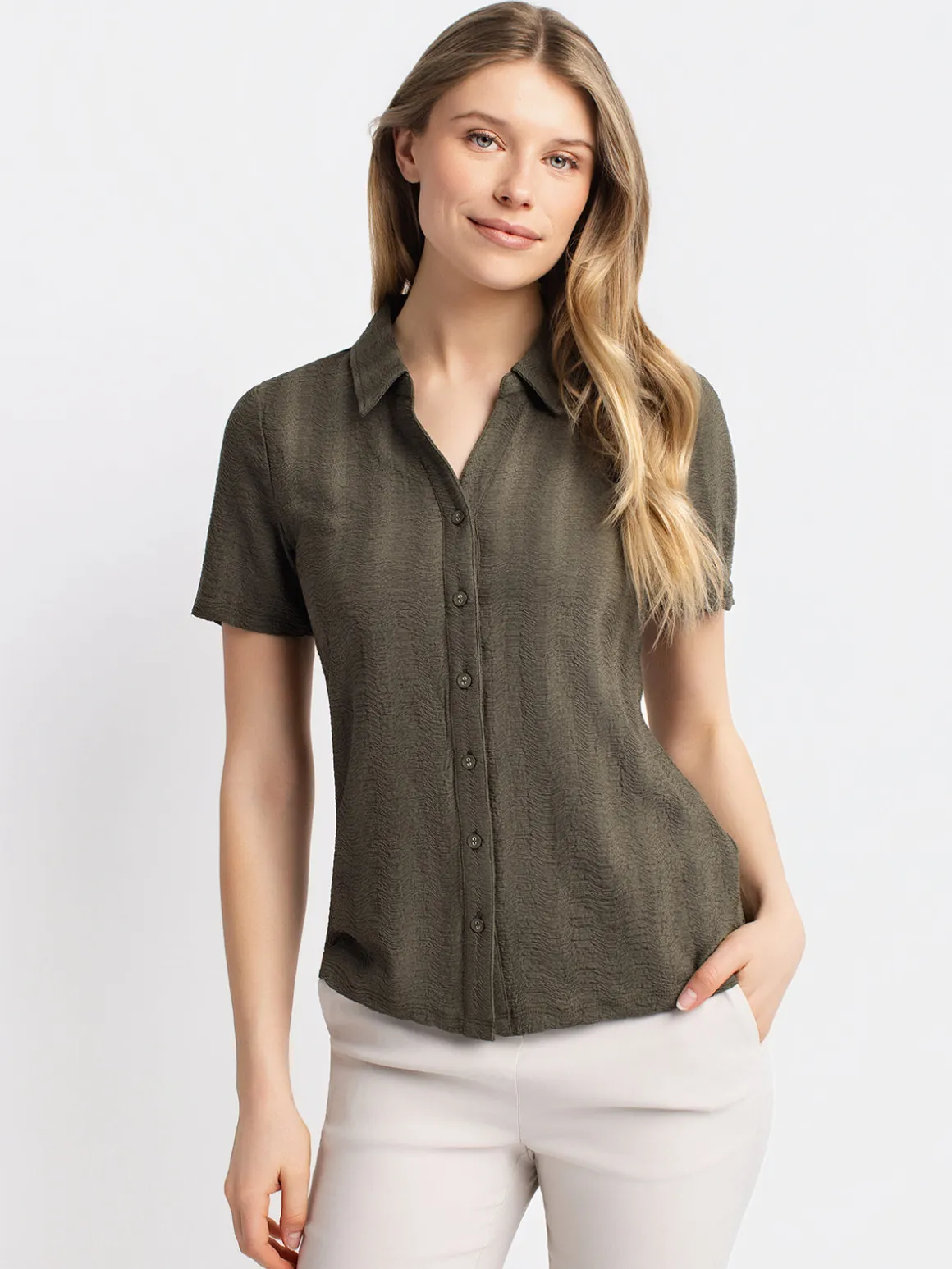 Short-sleeve semi-fitted blouse with buttons