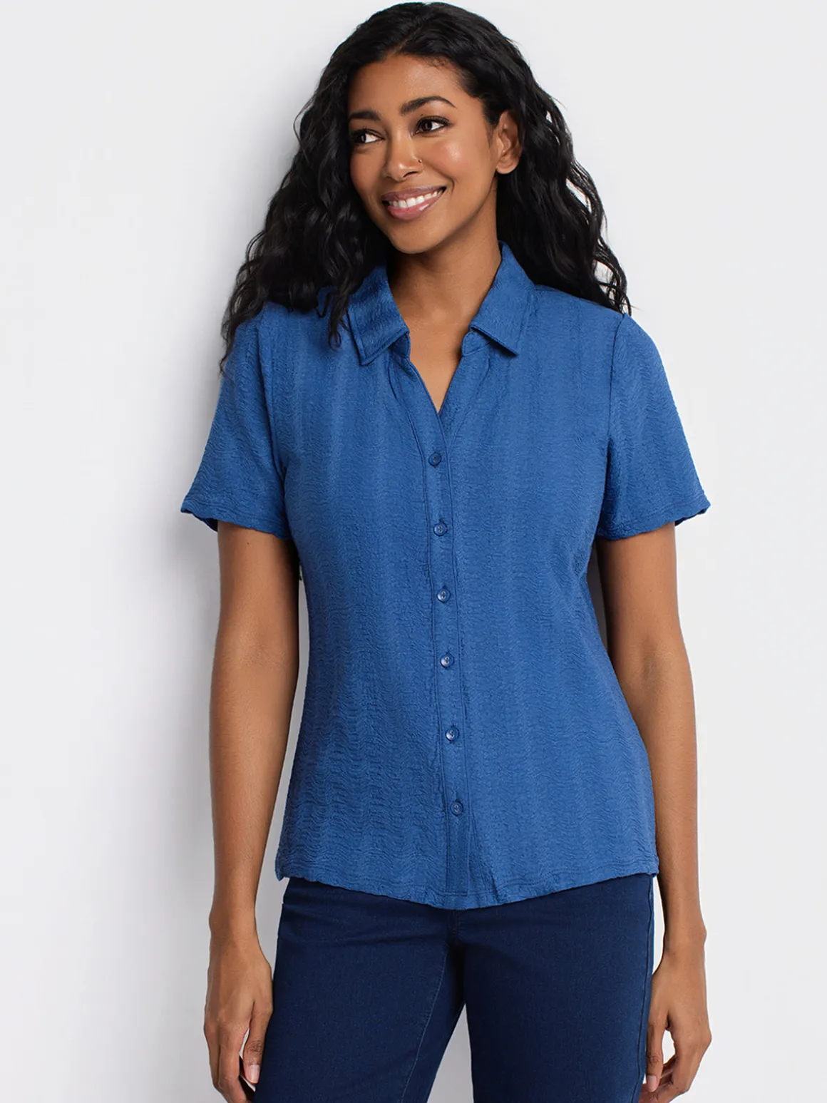 Short-sleeve semi-fitted blouse with buttons