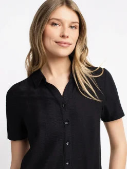 Short-sleeve semi-fitted blouse with buttons