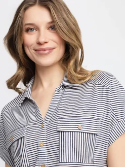 Short-sleeve semi-fitted blouse with buttons