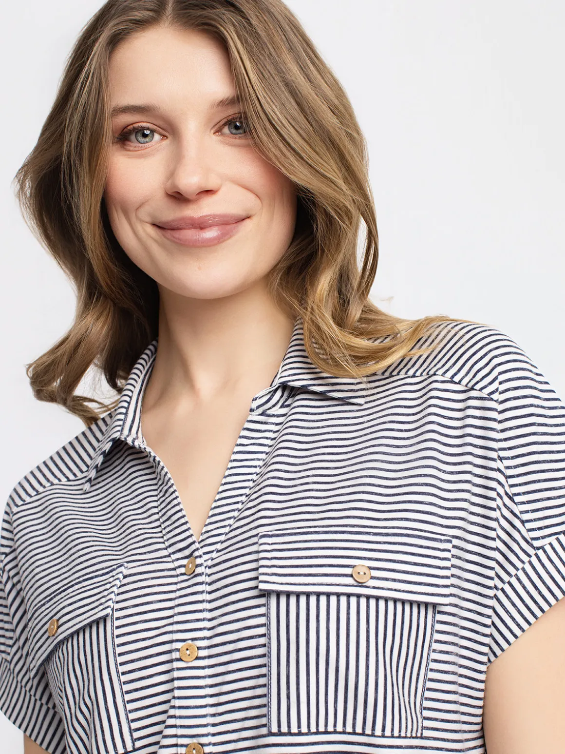 Short-sleeve semi-fitted blouse with buttons