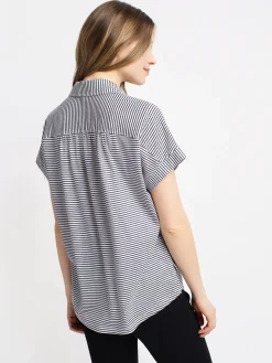 Short-sleeve semi-fitted blouse with buttons