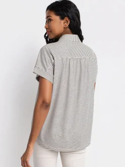 Short-sleeve semi-fitted blouse with buttons