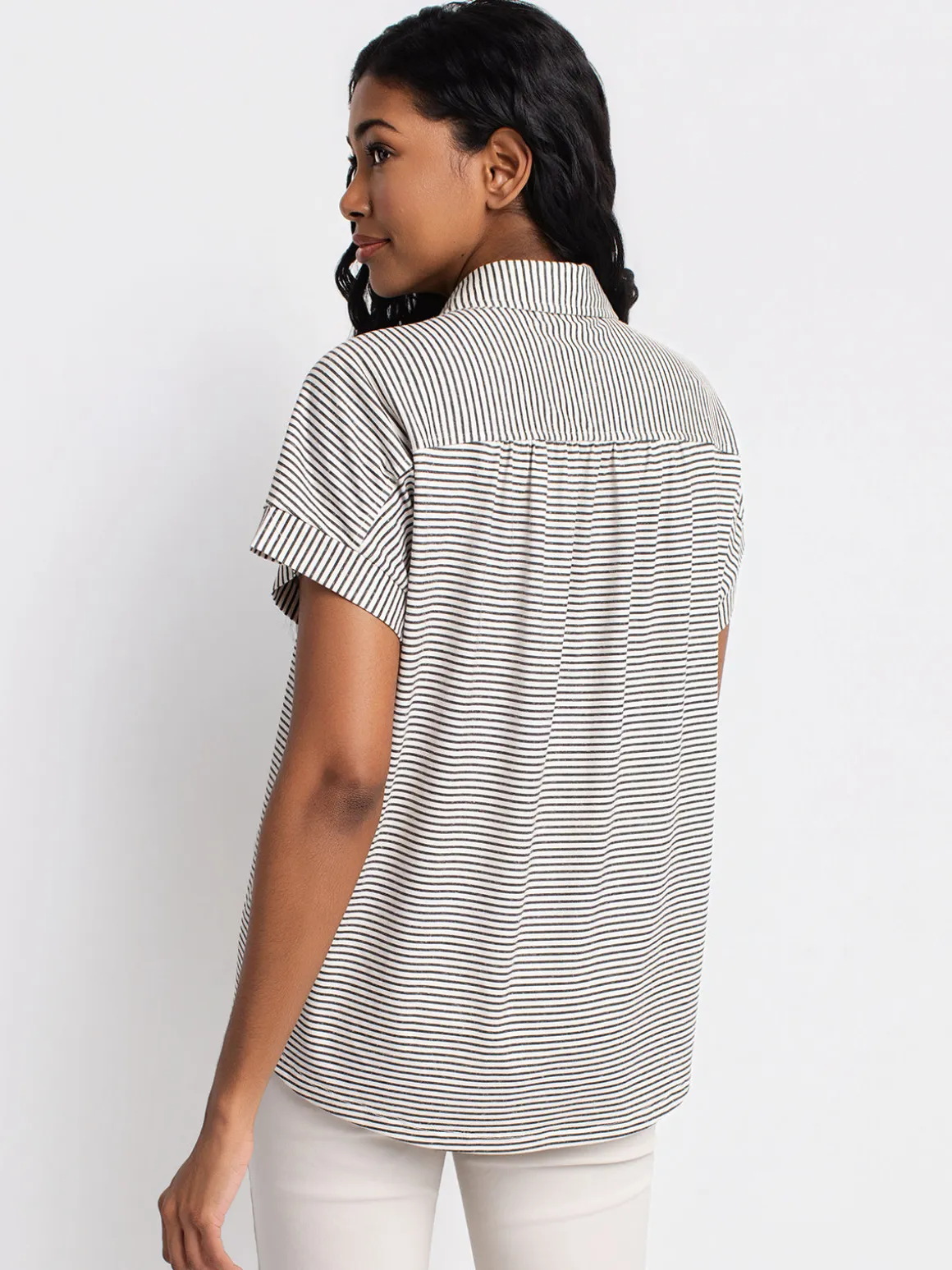 Short-sleeve semi-fitted blouse with buttons