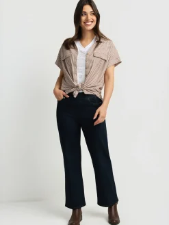 Short-sleeve semi-fitted blouse with buttons