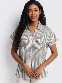 Short-sleeve semi-fitted blouse with buttons