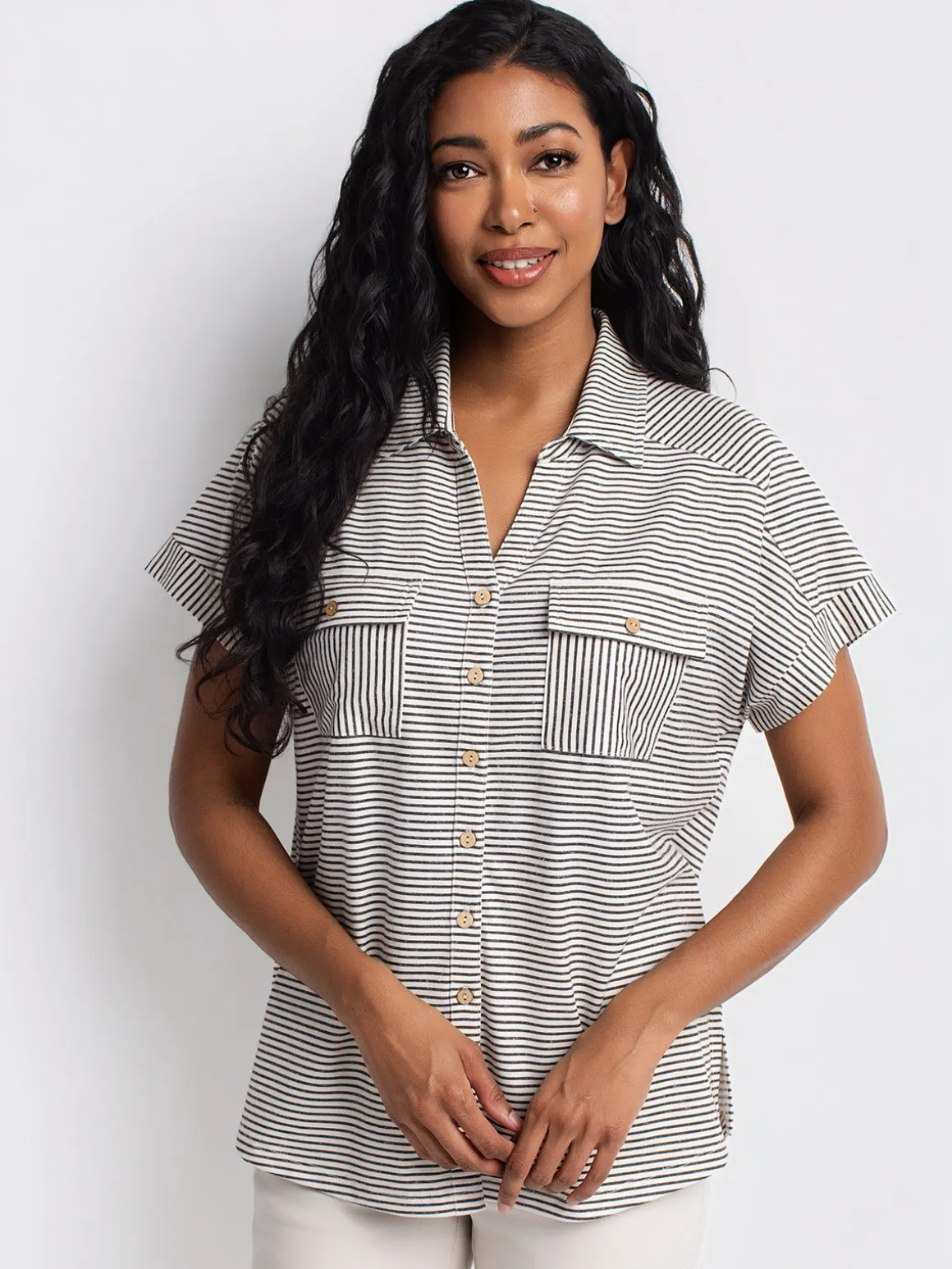 Short-sleeve semi-fitted blouse with buttons