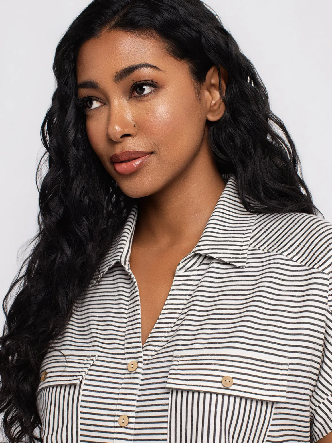 Short-sleeve semi-fitted blouse with buttons