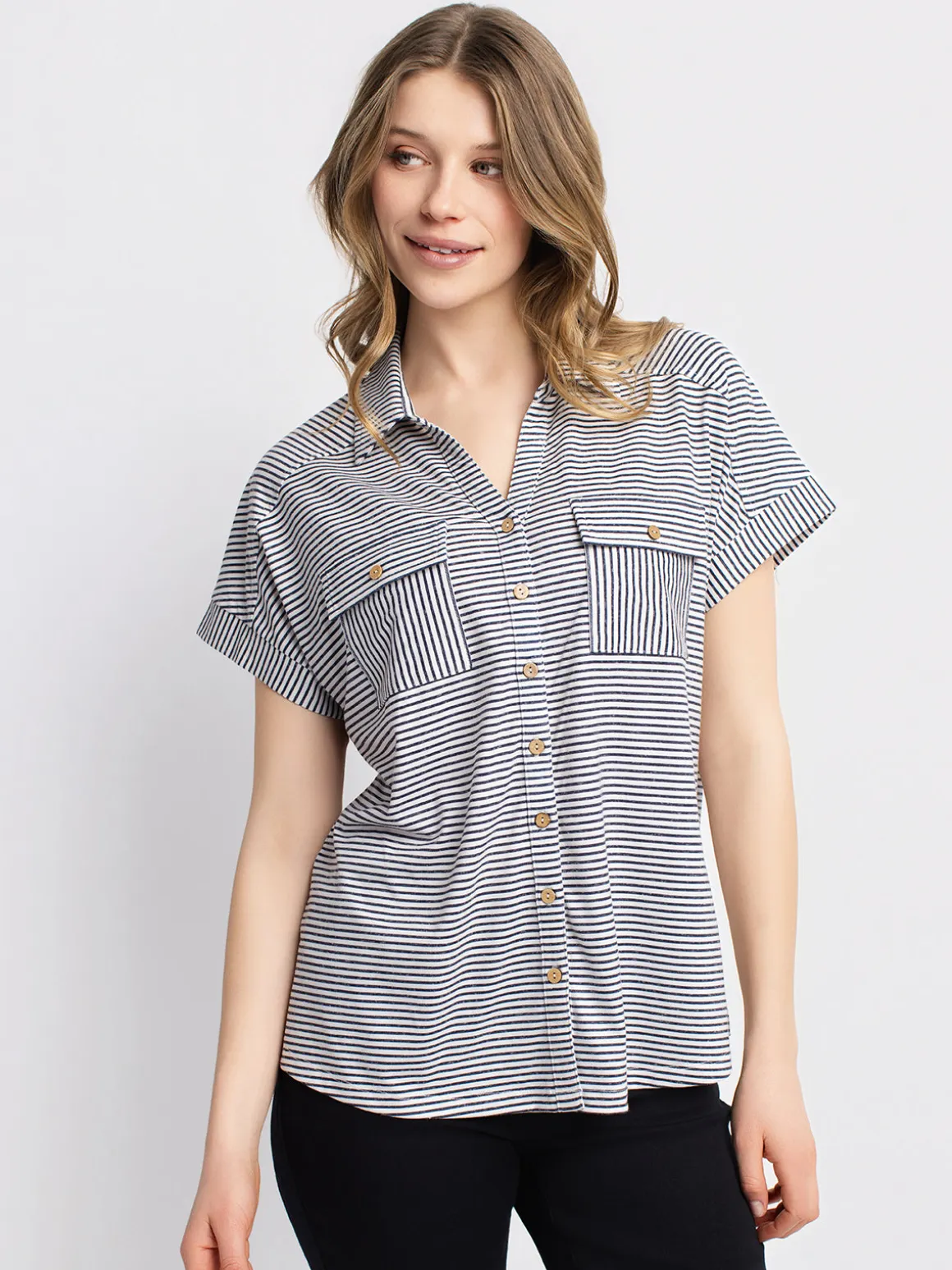 Short-sleeve semi-fitted blouse with buttons