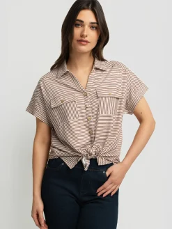 Short-sleeve semi-fitted blouse with buttons