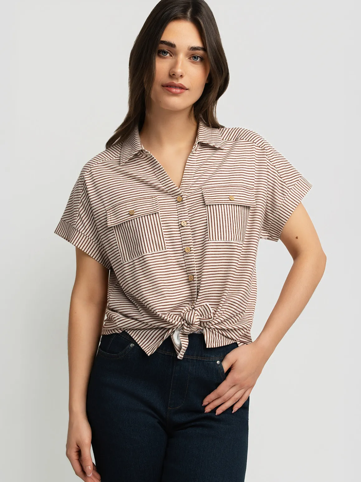 Short-sleeve semi-fitted blouse with buttons