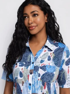 Short-sleeve semi-fitted blouse with buttons