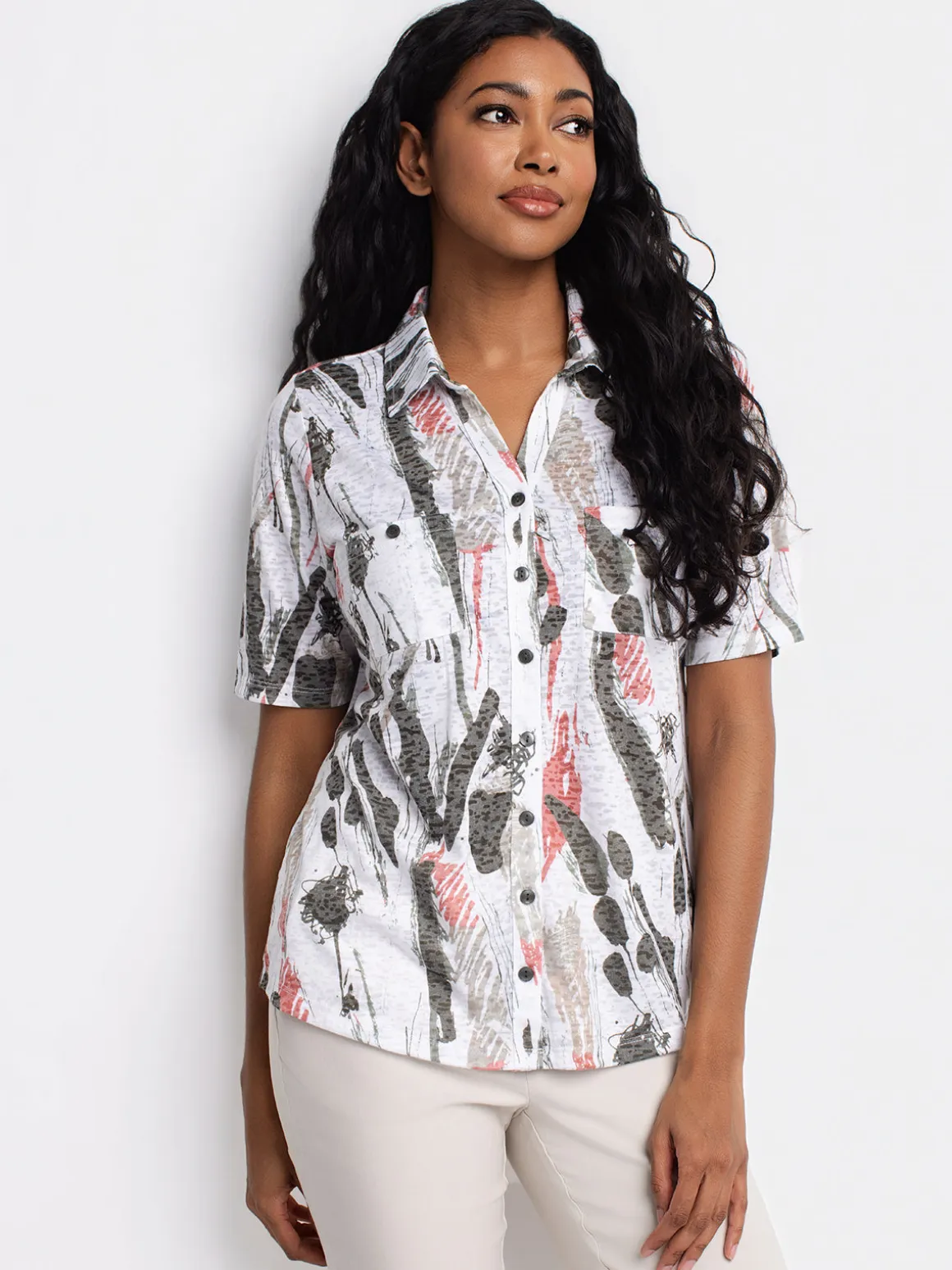 Short-sleeve semi-fitted blouse with buttons