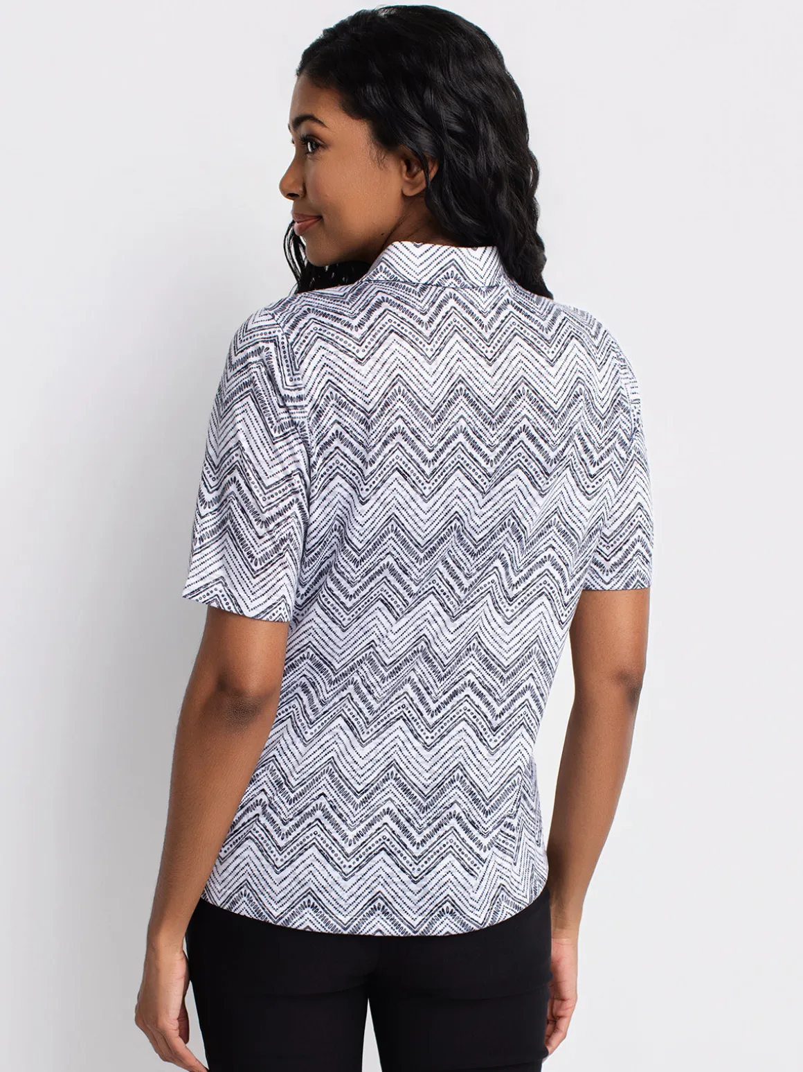 Short-sleeve semi-fitted blouse with buttons