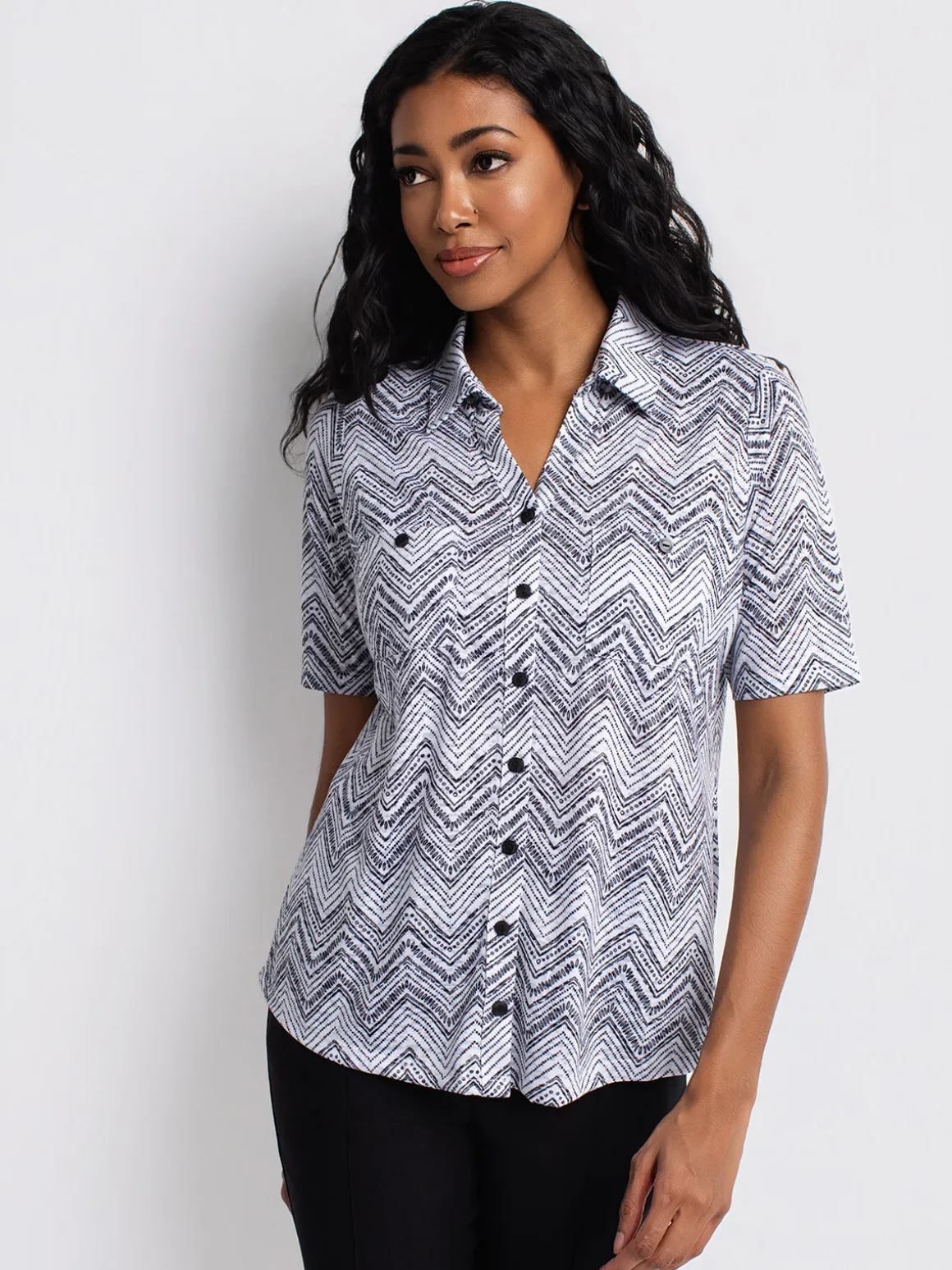 Short-sleeve semi-fitted blouse with buttons