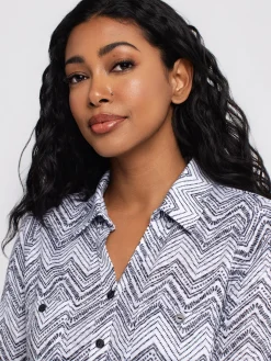 Short-sleeve semi-fitted blouse with buttons