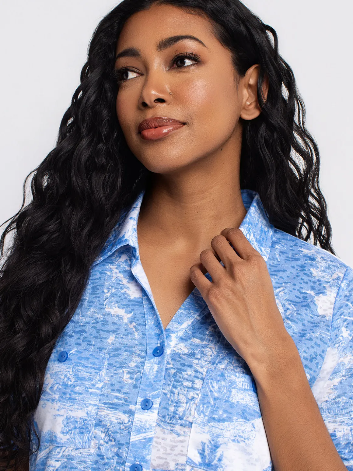 Short-sleeve semi-fitted blouse with buttons