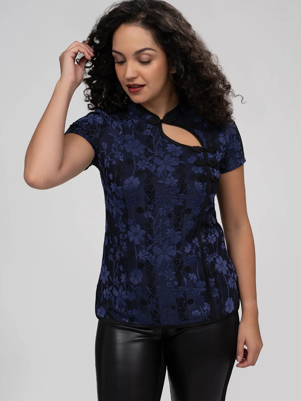 Short-sleeve semi-fitted t-shirt