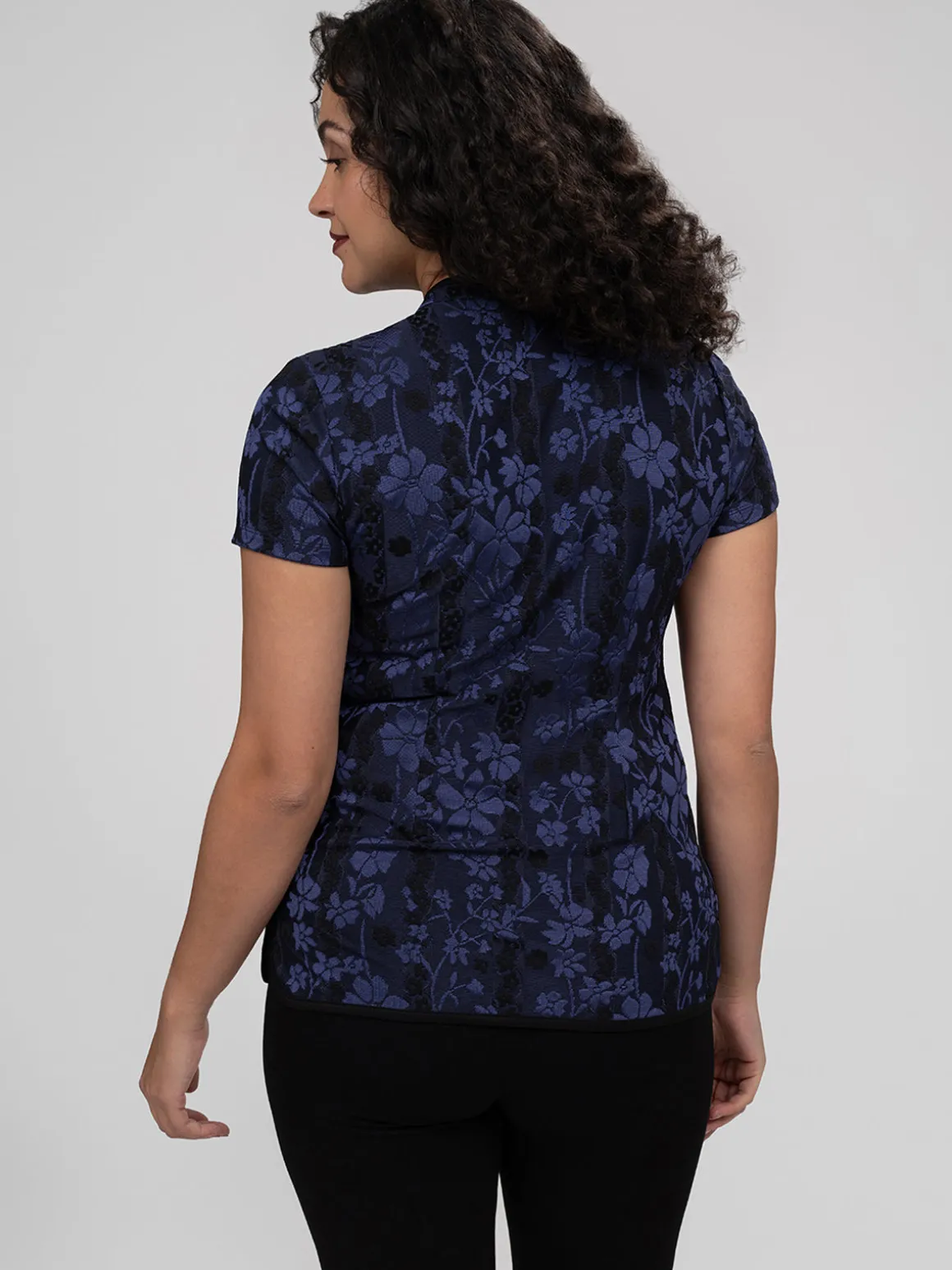 Short-sleeve semi-fitted t-shirt