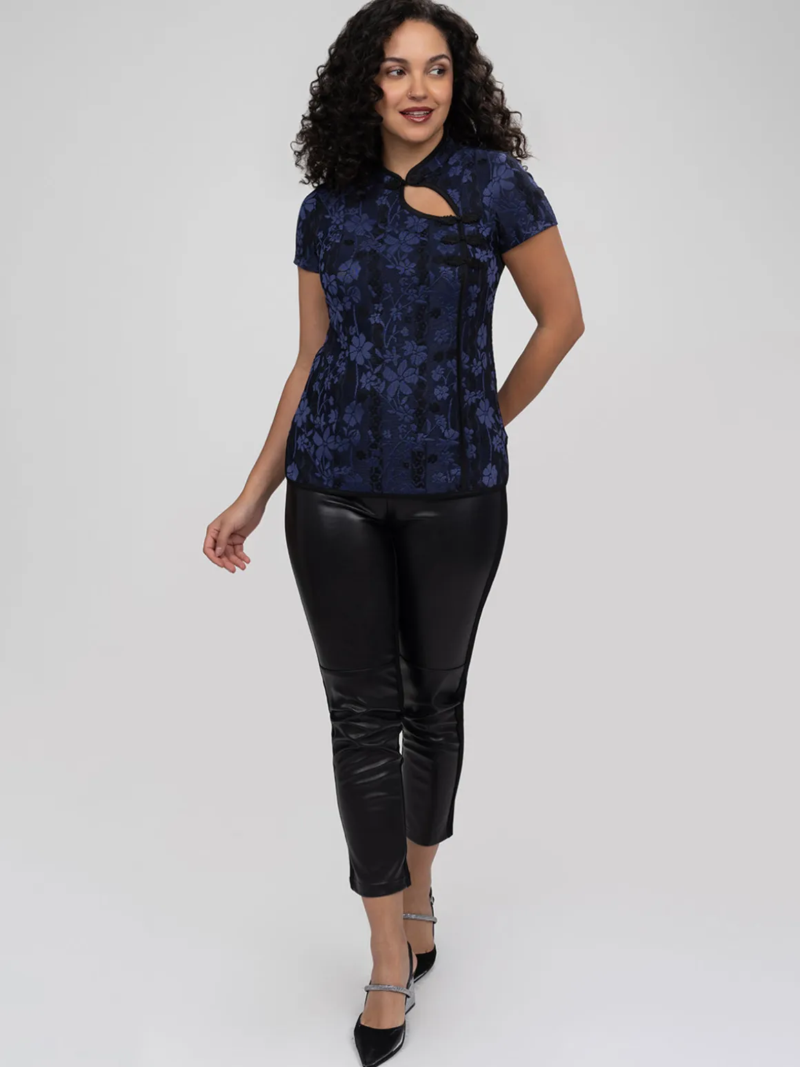 Short-sleeve semi-fitted t-shirt