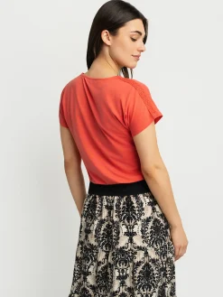 Short-sleeve semi-fitted t-shirt