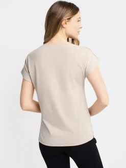 Short-sleeve semi-fitted t-shirt