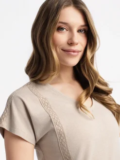 Short-sleeve semi-fitted t-shirt