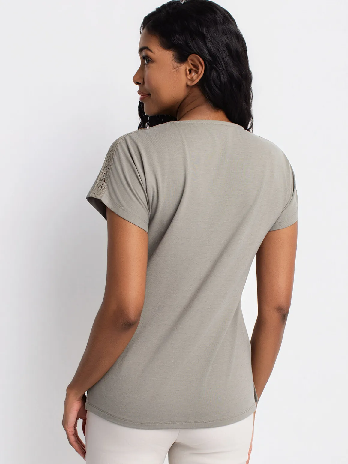 Short-sleeve semi-fitted t-shirt