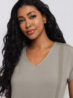Short-sleeve semi-fitted t-shirt
