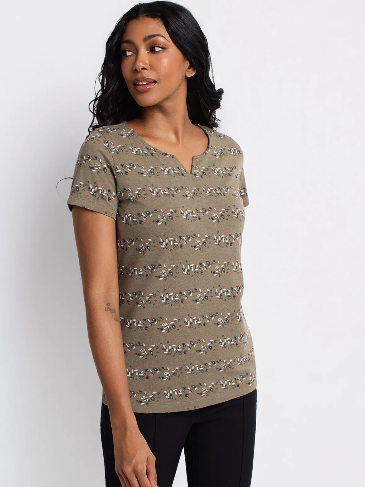 Short-sleeve semi-fitted t-shirt