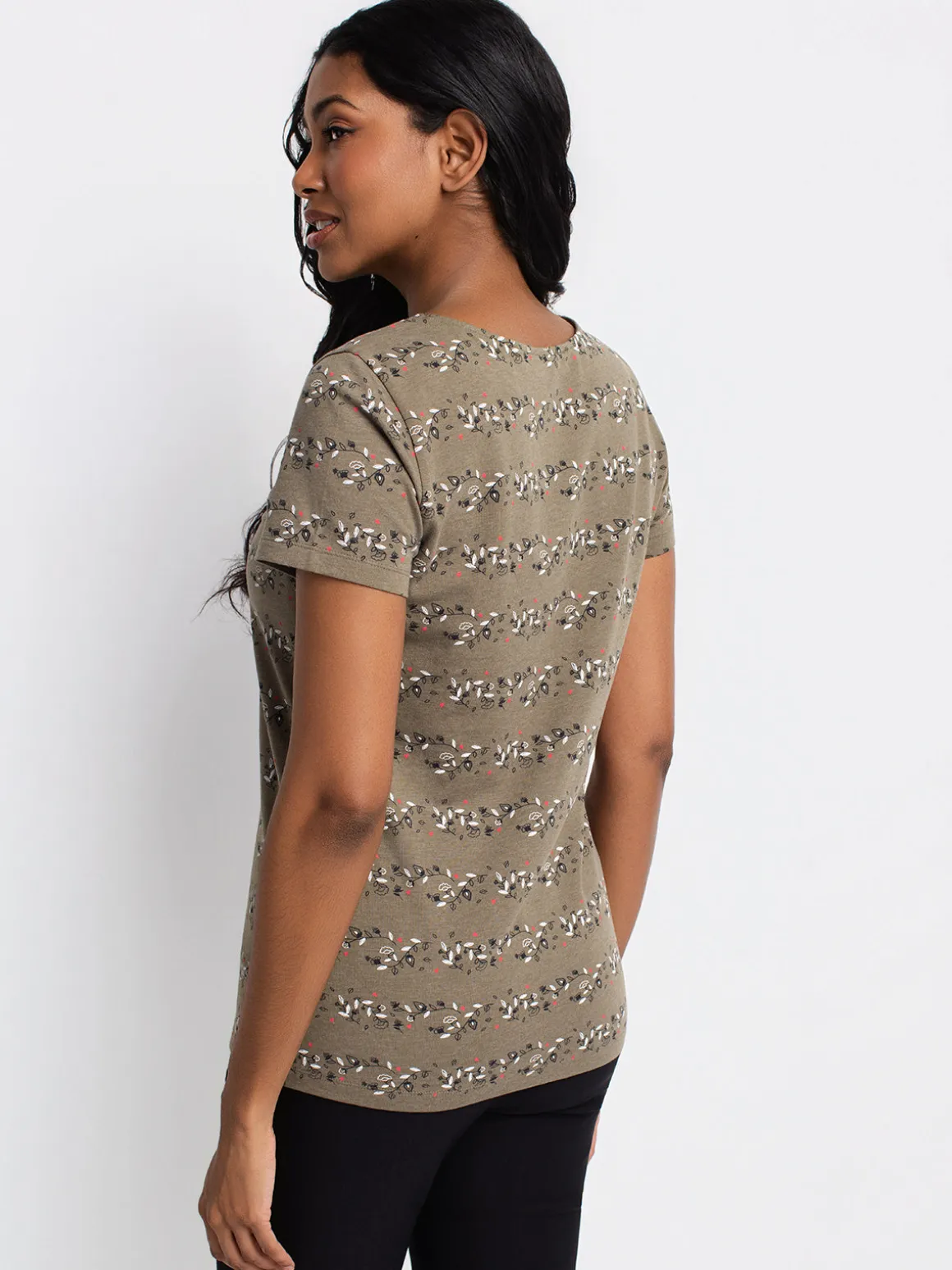 Short-sleeve semi-fitted t-shirt