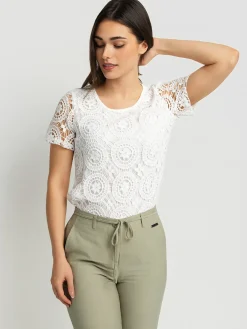 Short-sleeve semi-fitted t-shirt