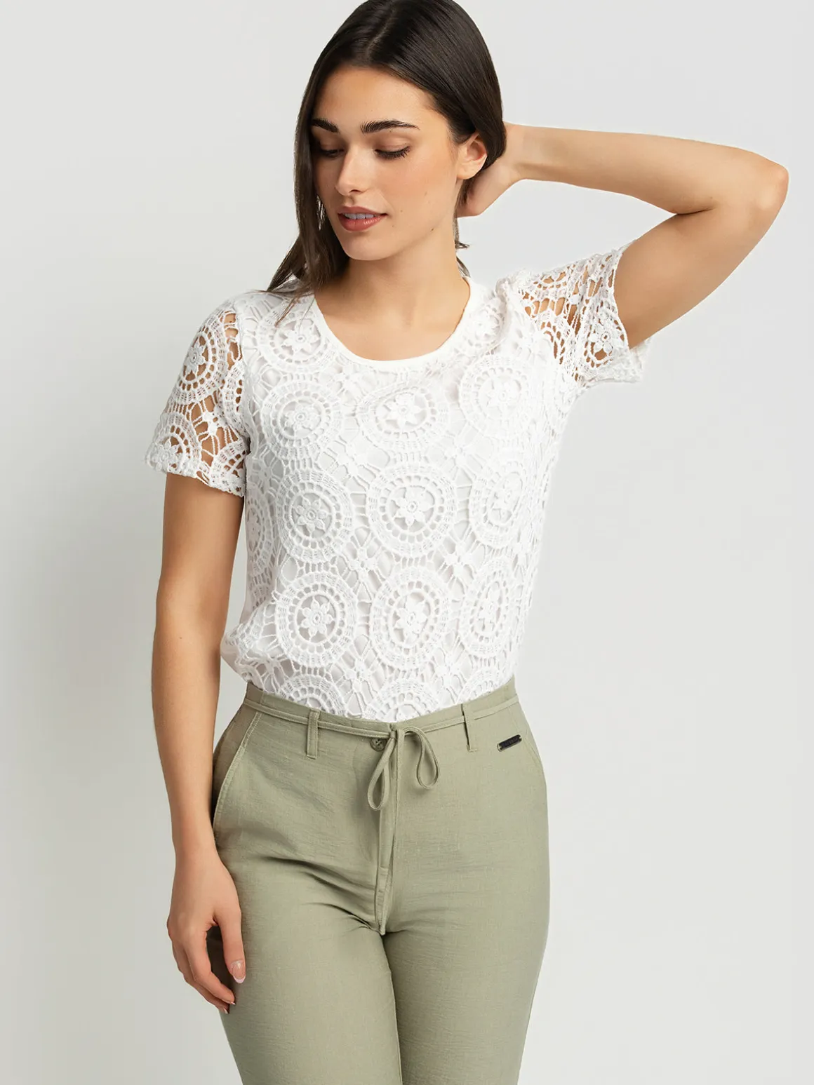 Short-sleeve semi-fitted t-shirt