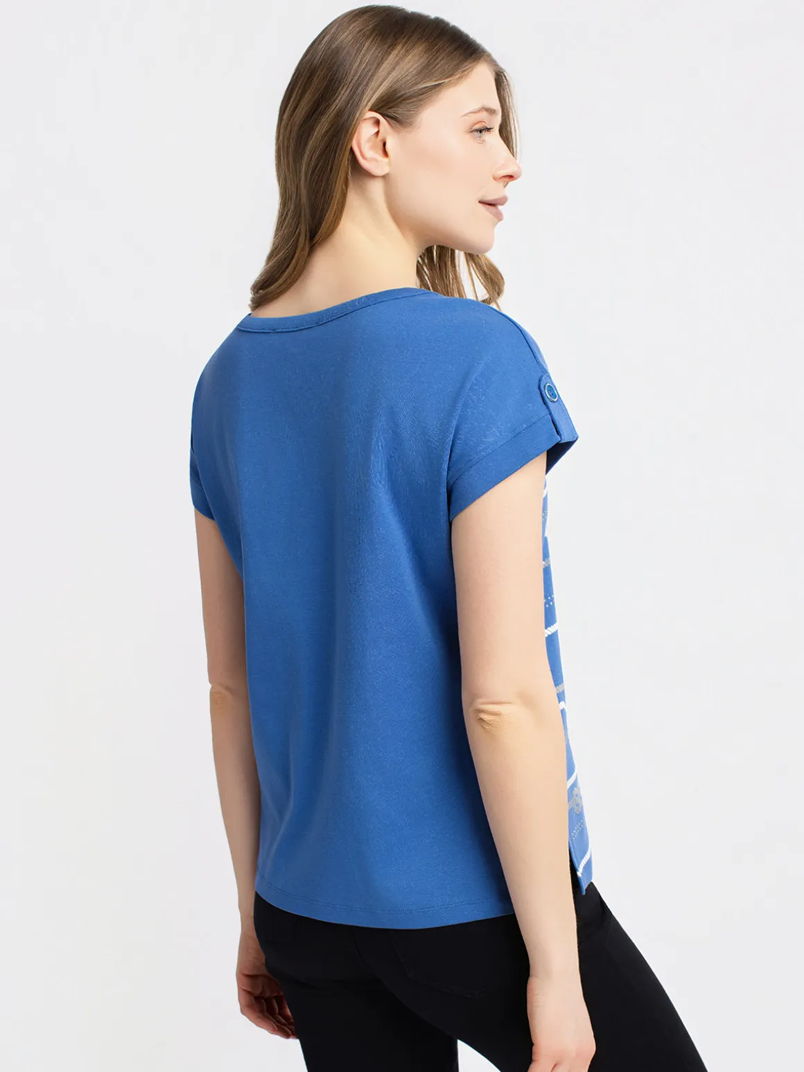 Short-sleeve semi-fitted t-shirt