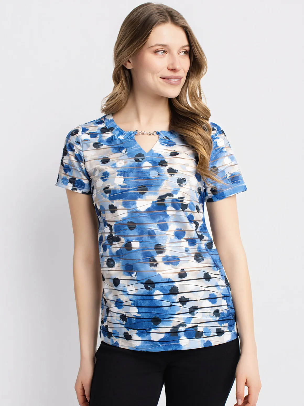 Short-sleeve semi-fitted t-shirt