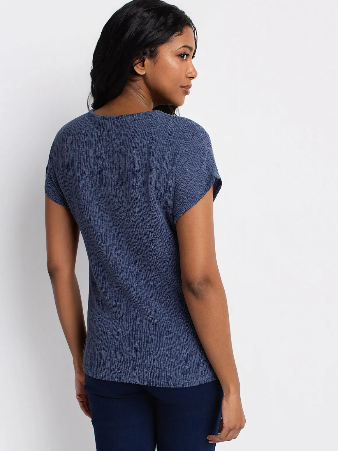 Short-sleeve semi-fitted t-shirt