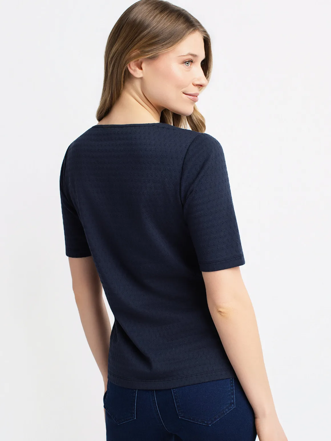 Short-sleeve semi-fitted t-shirt