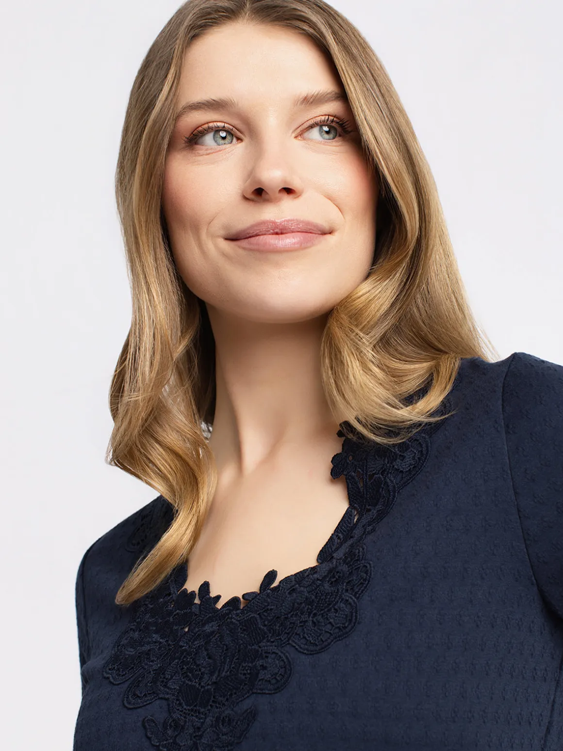 Short-sleeve semi-fitted t-shirt