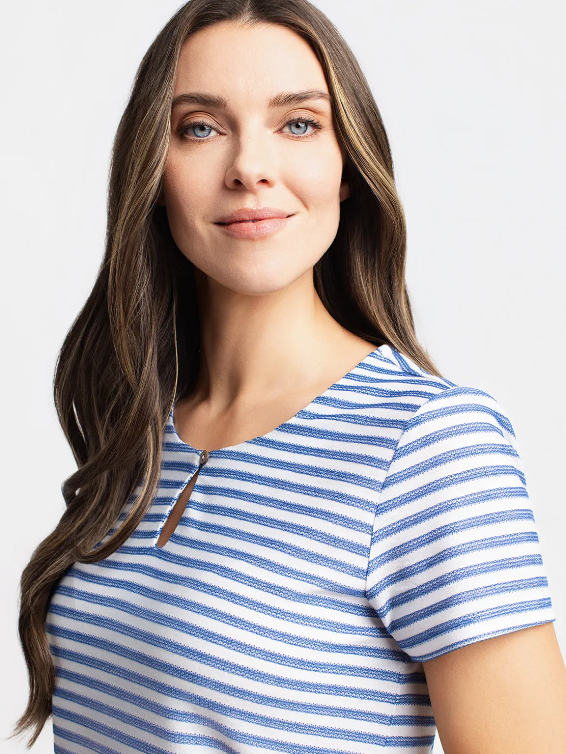 Short-sleeve semi-fitted t-shirt