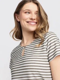 Short-sleeve semi-fitted t-shirt