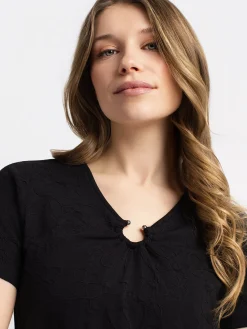 Short-sleeve semi-fitted t-shirt