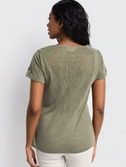 Short-sleeve semi-fitted t-shirt