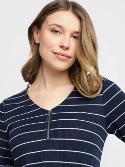 Short-sleeve semi-fitted t-shirt