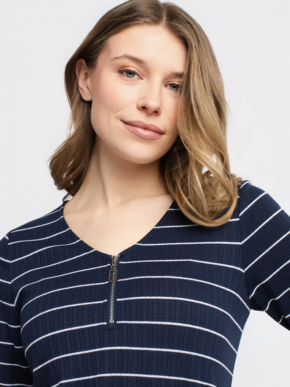 Short-sleeve semi-fitted t-shirt
