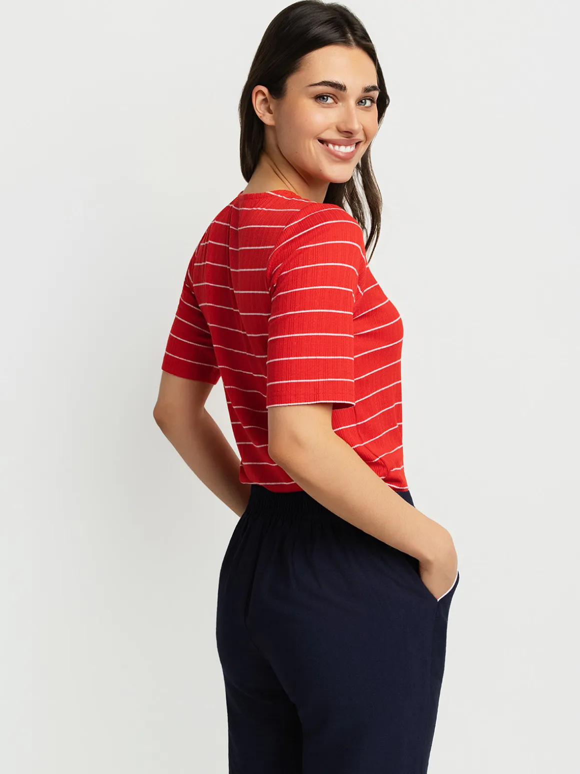 Short-sleeve semi-fitted t-shirt