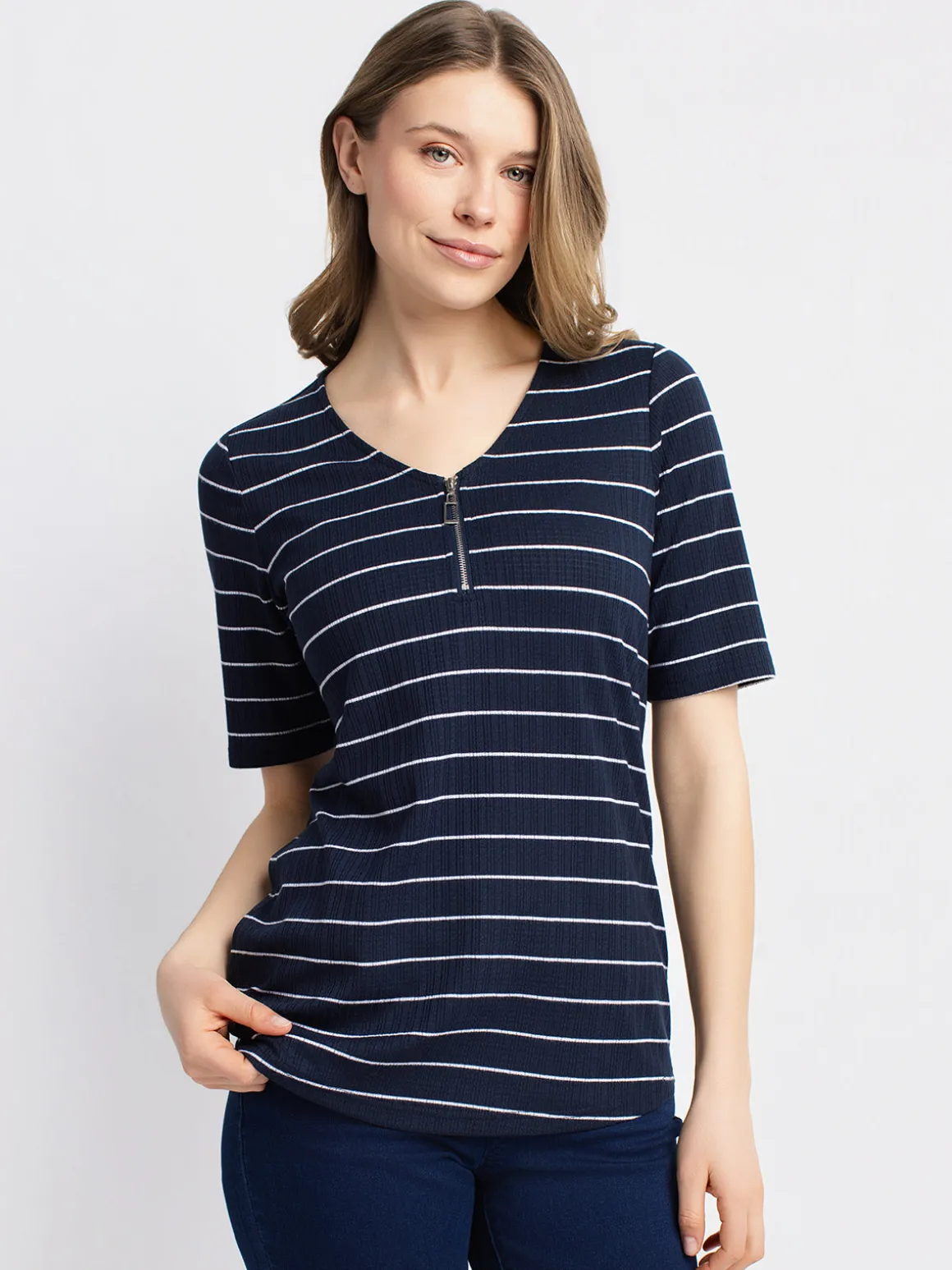 Short-sleeve semi-fitted t-shirt