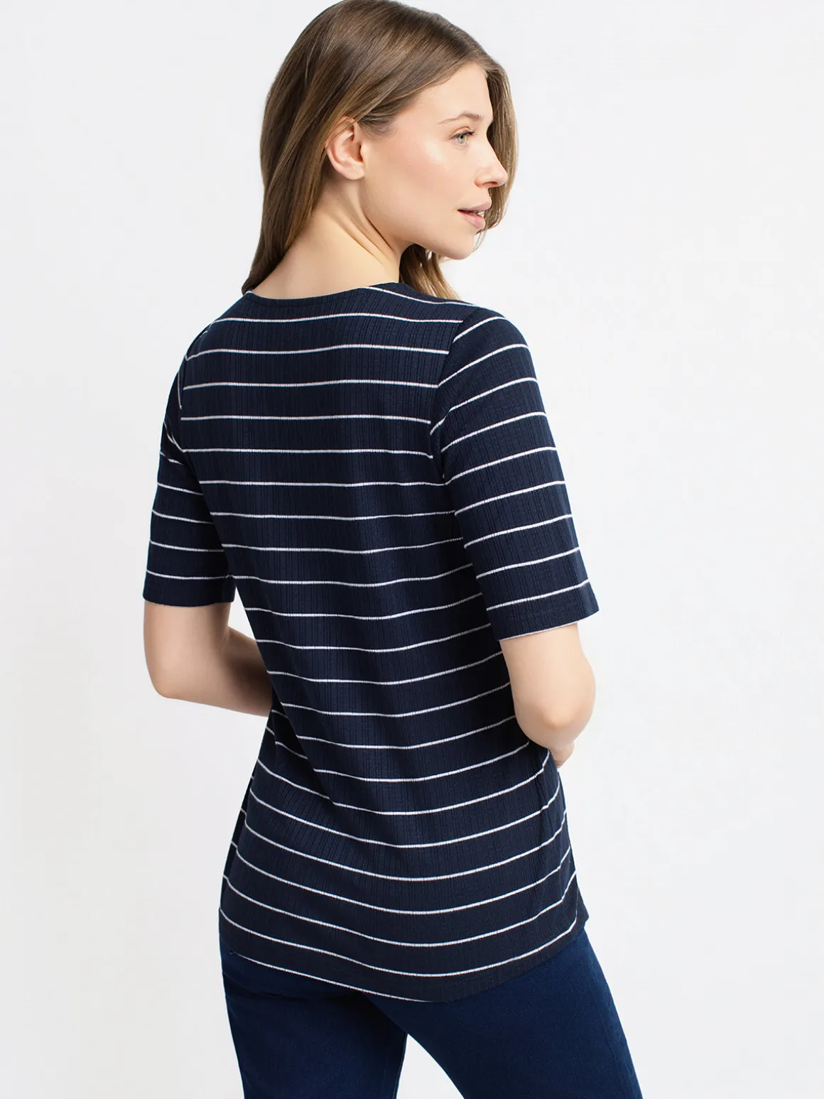 Short-sleeve semi-fitted t-shirt